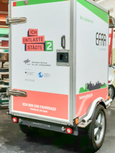 Ein Lastenrad mit Kofferaufbau bei EFRA Lichtwerbung in Köln