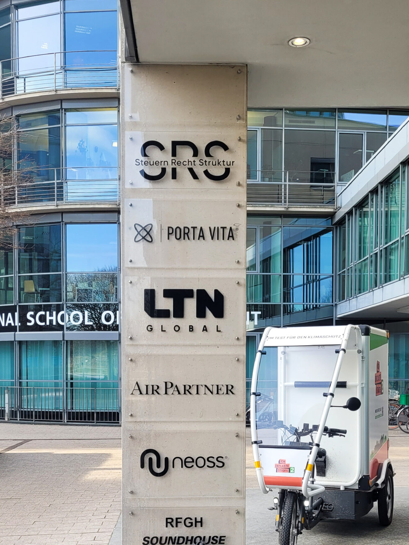 Ein Schwerlastenrad mit Kabine steht auf dem Platz des Mediapark, Köln