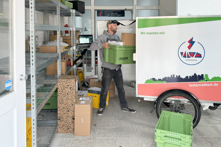 Ein Lastenrad wird mit Paketen beladen