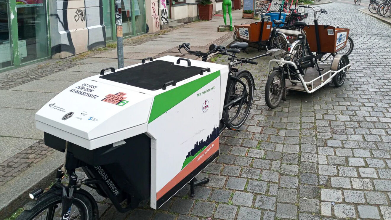 Ein Lastenrad mit Anhänger, auf dem ein weiteres Lastenrad steht